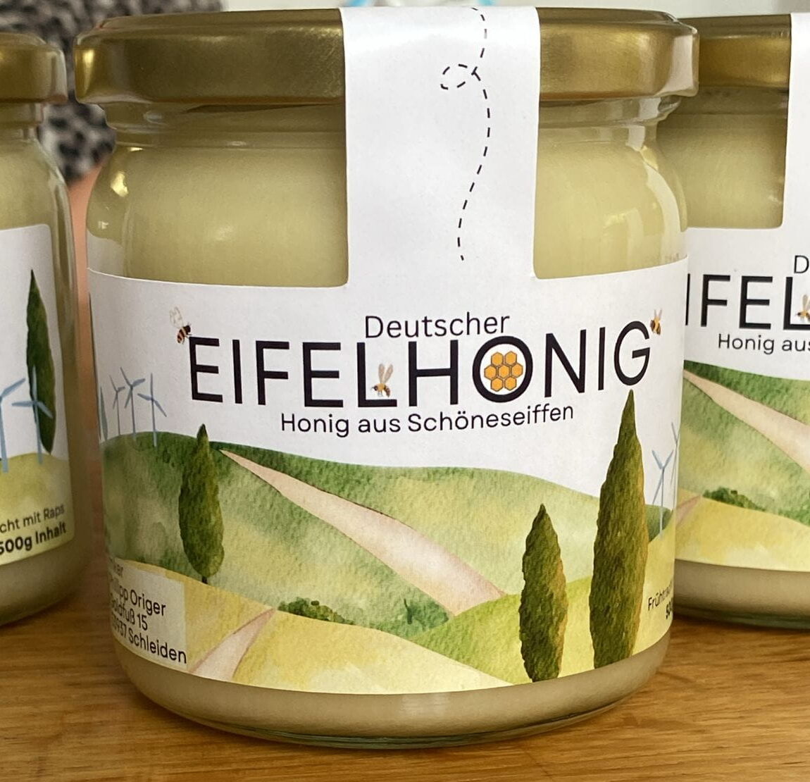 Glas Eifelhonig aus Schöneseiffen mit Etikett der Imkerei Origer